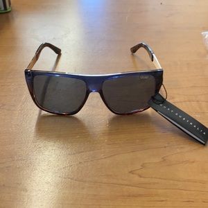 Quay navy tort/ smoky incognito sunglasses